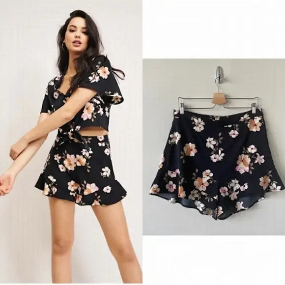 DYNAMITE-HIGH Rise Ruffle Hem Floral Shorts (Size:Large) - Picture 1 of 10